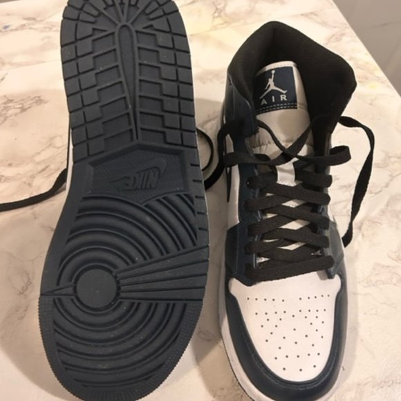 Air Jordan 1 Mid - Picture 3 of 3